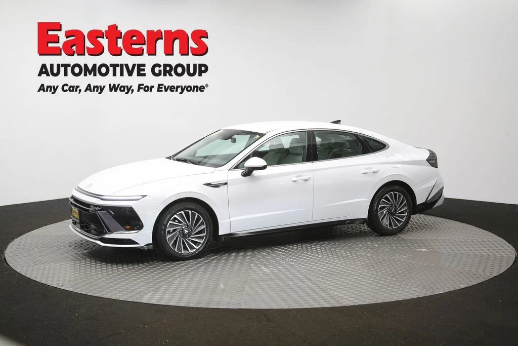 Used 2025 White Hyundai SEL image 57