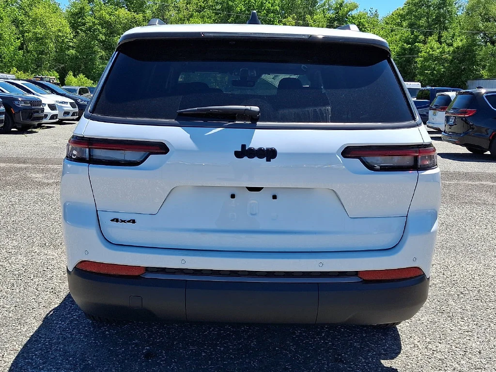 New 2026 Bright White Clear-Coat Exterior Paint Jeep Laredo Altitude image 7
