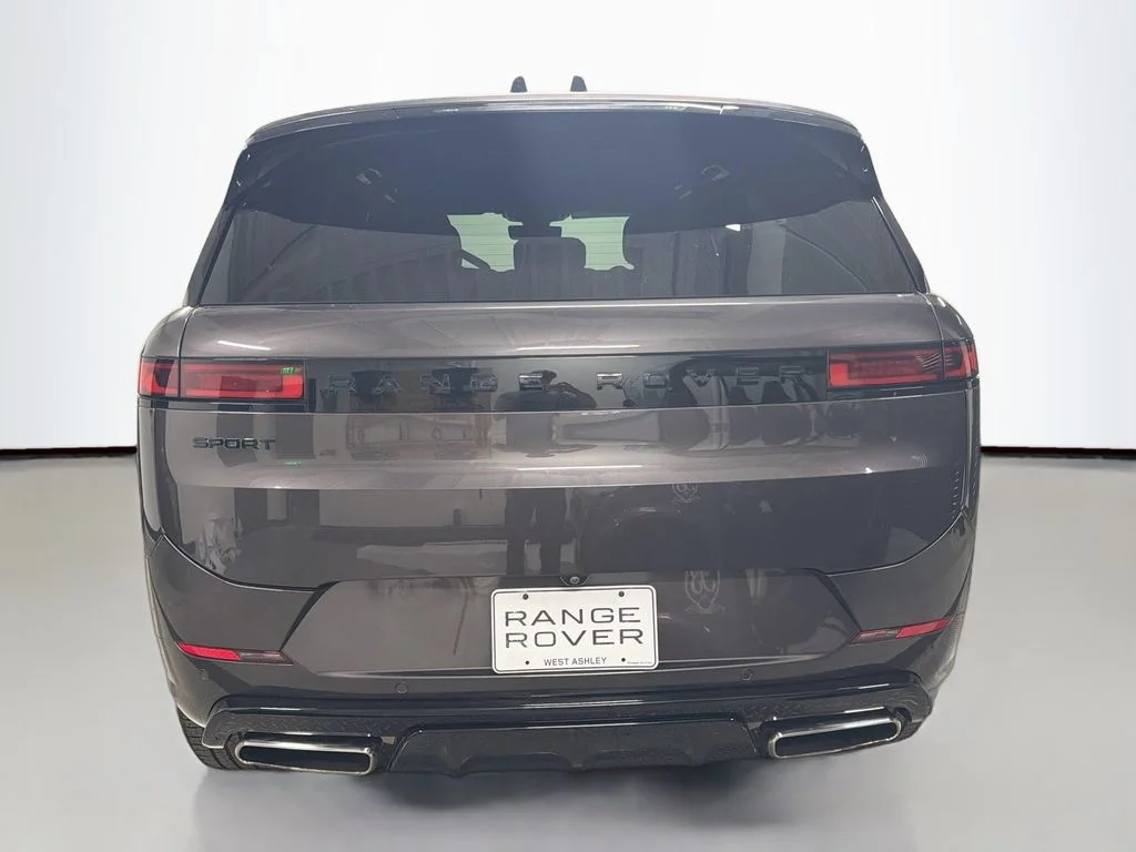 Certified Used 2024  Land Rover Dynamic SE image 10