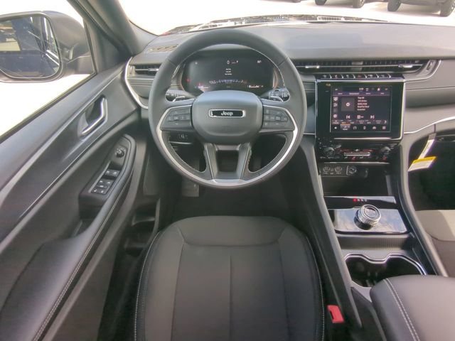 New 2026 Diamond Black Crystal Pearl-Coat Exterior Paint Jeep Laredo image 18