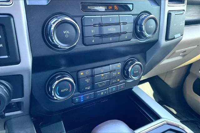 Used 2019 White Ford Lariat image 28