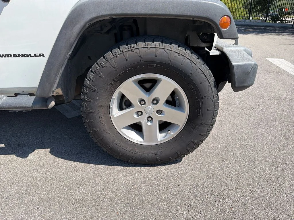 Used 2009 White Jeep X image 15