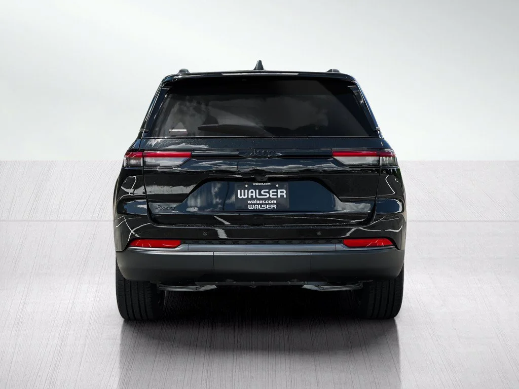 New 2026 Diamond Black Crystal Pearlcoat Jeep Limited image 5