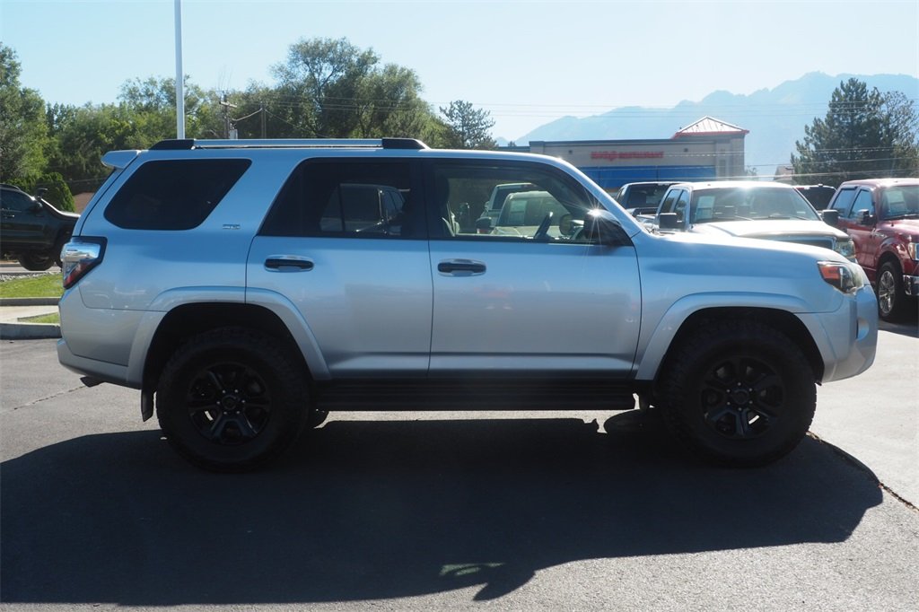 2019 Toyota 4Runner SR5 photo 4