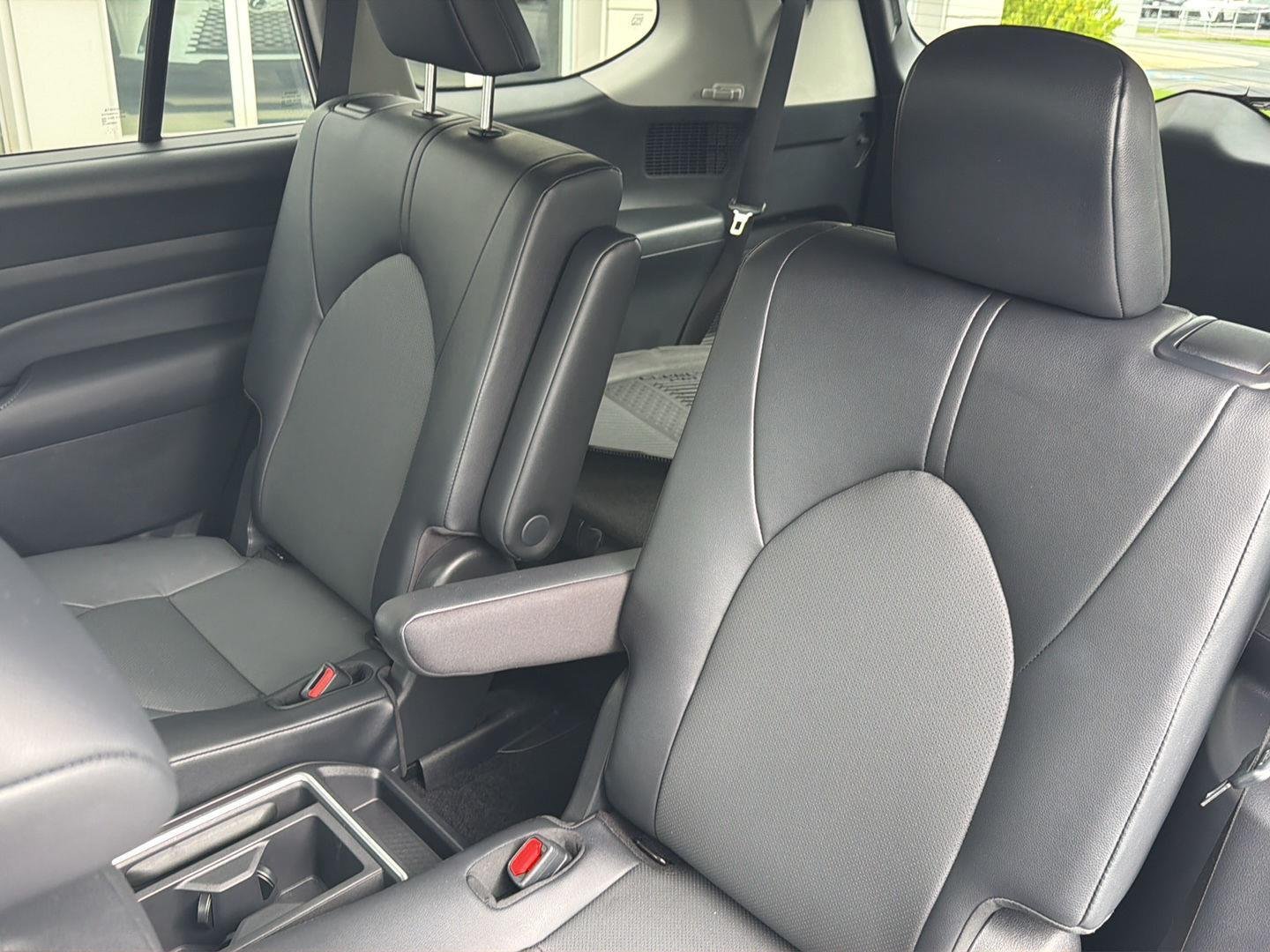 Used 2025 Wind Chill Pearl Toyota XLE image 31