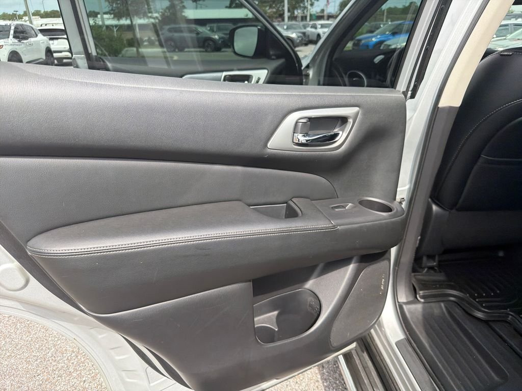 Used 2020 Silver Nissan SL image 25