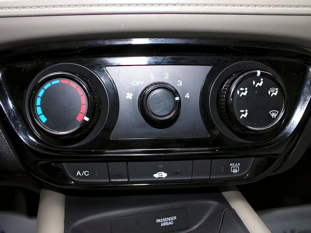 Used 2022 Platinum White Pearl Honda LX image 19