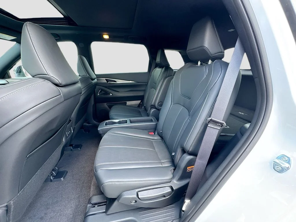New 2027 2T RAD WHT INFINITI Sport AWD image 26