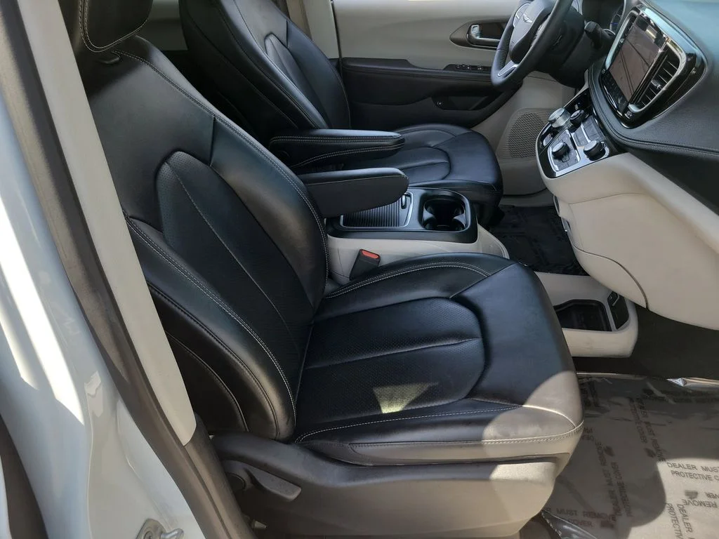 Used 2024 White Chrysler Select image 19