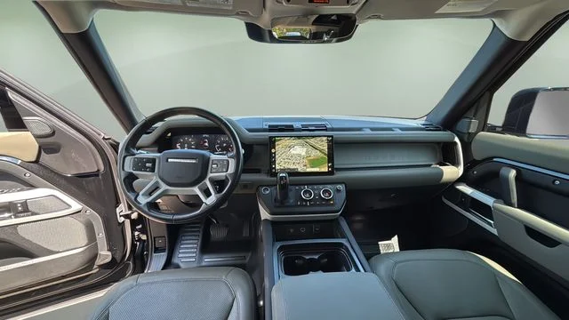 Used 2022  Land Rover SE image 16