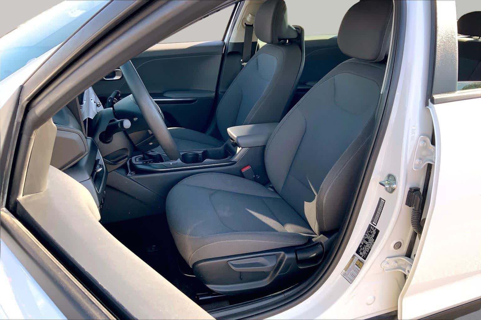 Used 2025 Snow White Pearl Kia LXS image 8