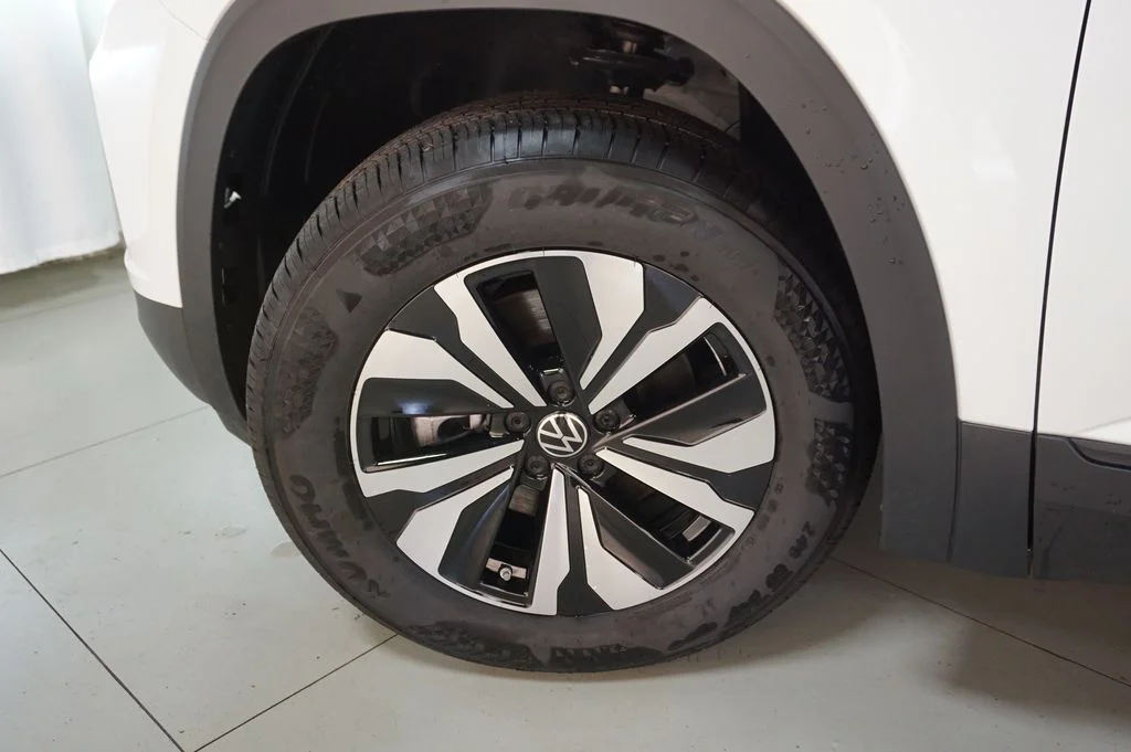New 2026 Opal White Volkswagen 2.0T SE image 31