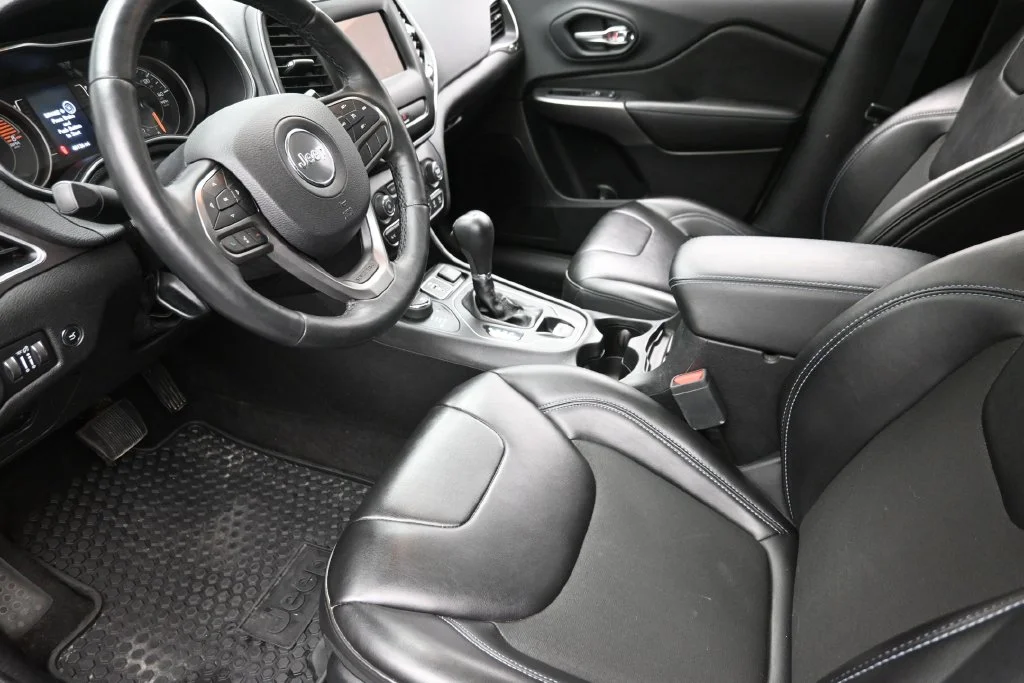 Used 2019 White Jeep Latitude Plus image 16