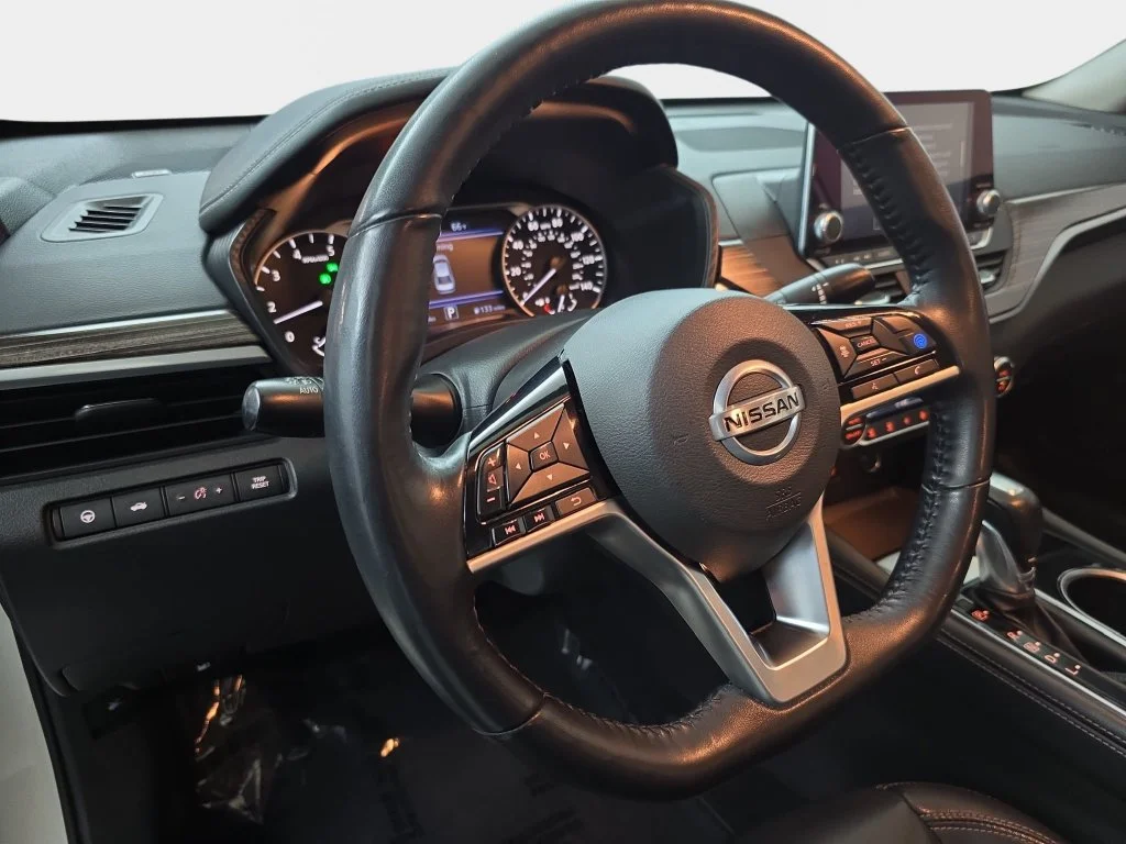 Used 2020 White Nissan 2.5 SL image 18