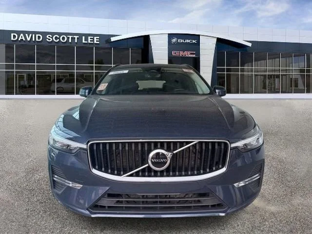 Used 2022 Blue Volvo Momentum image 3