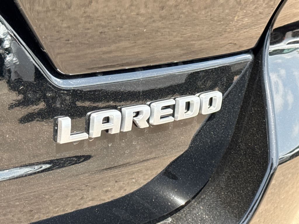 New 2026 Diamond Black Crystal Pearl-Coat Exterior Paint Jeep Laredo image 11