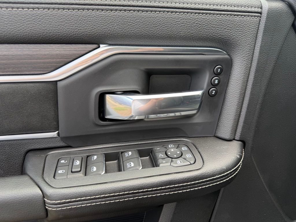 New 2026 Granite Crystal Metallic Clear-Coat Exterior Paint RAM Laramie image 12