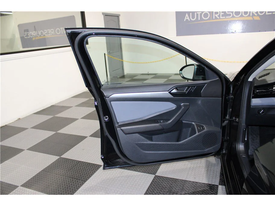 2025 Volkswagen Jetta SE - Photo 11