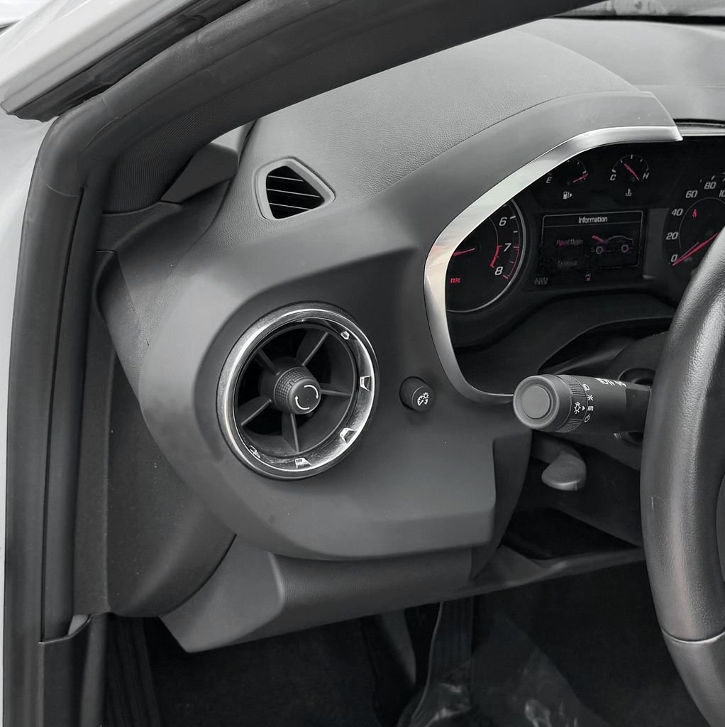 Used 2021 White Chevrolet 1LT image 13