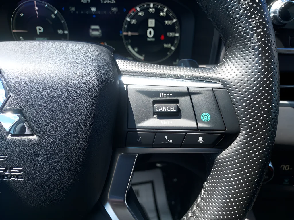 Used 2024  Mitsubishi SE image 12