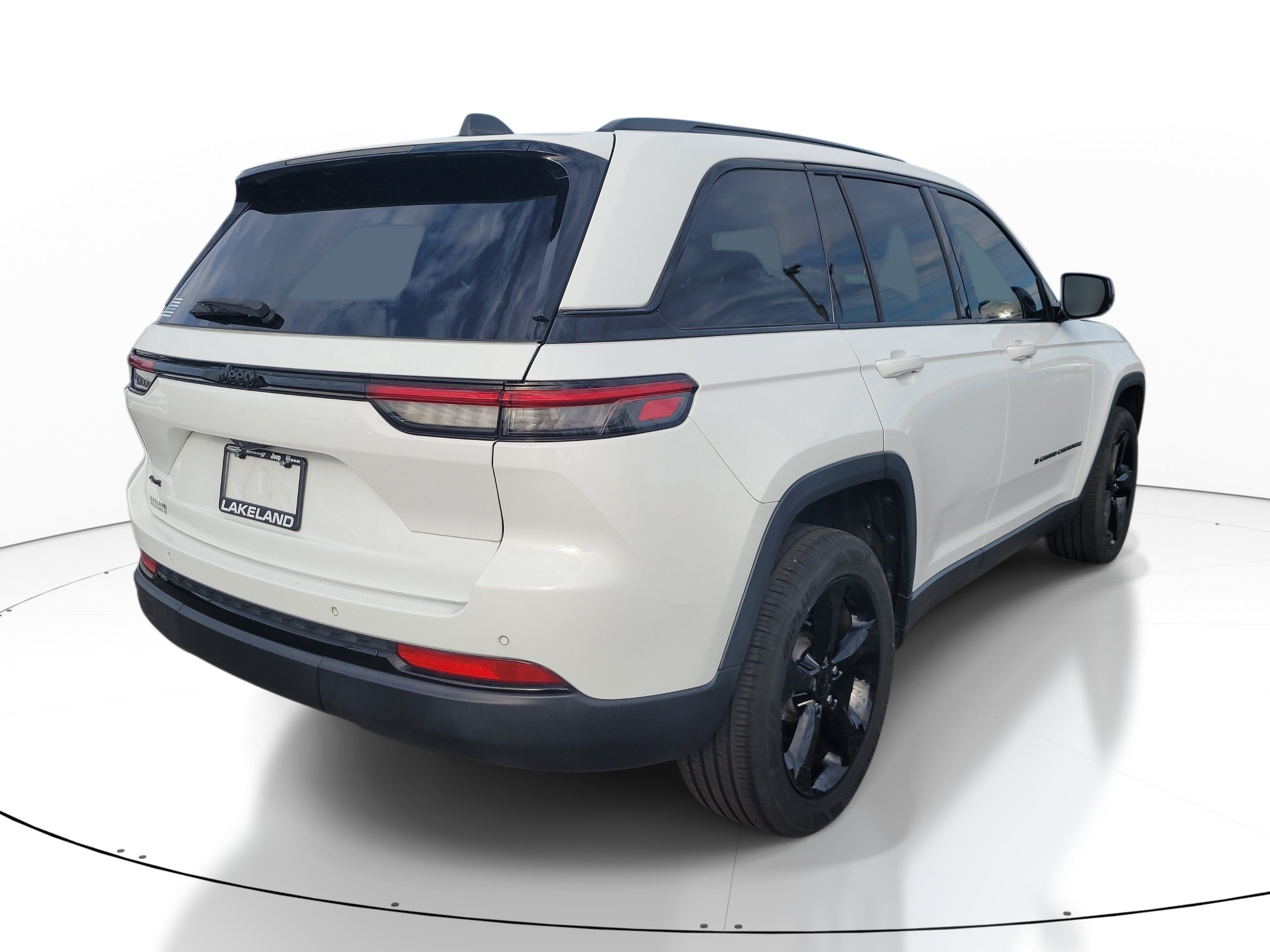 Used 2022 Bright White Clearcoat Jeep Altitude image 4