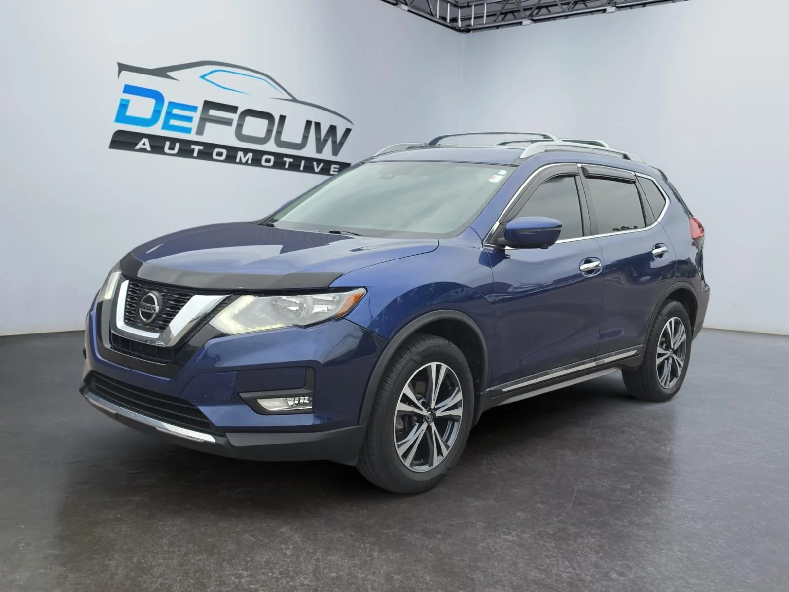 Used 2018 Caspian Blue Nissan SL image 7