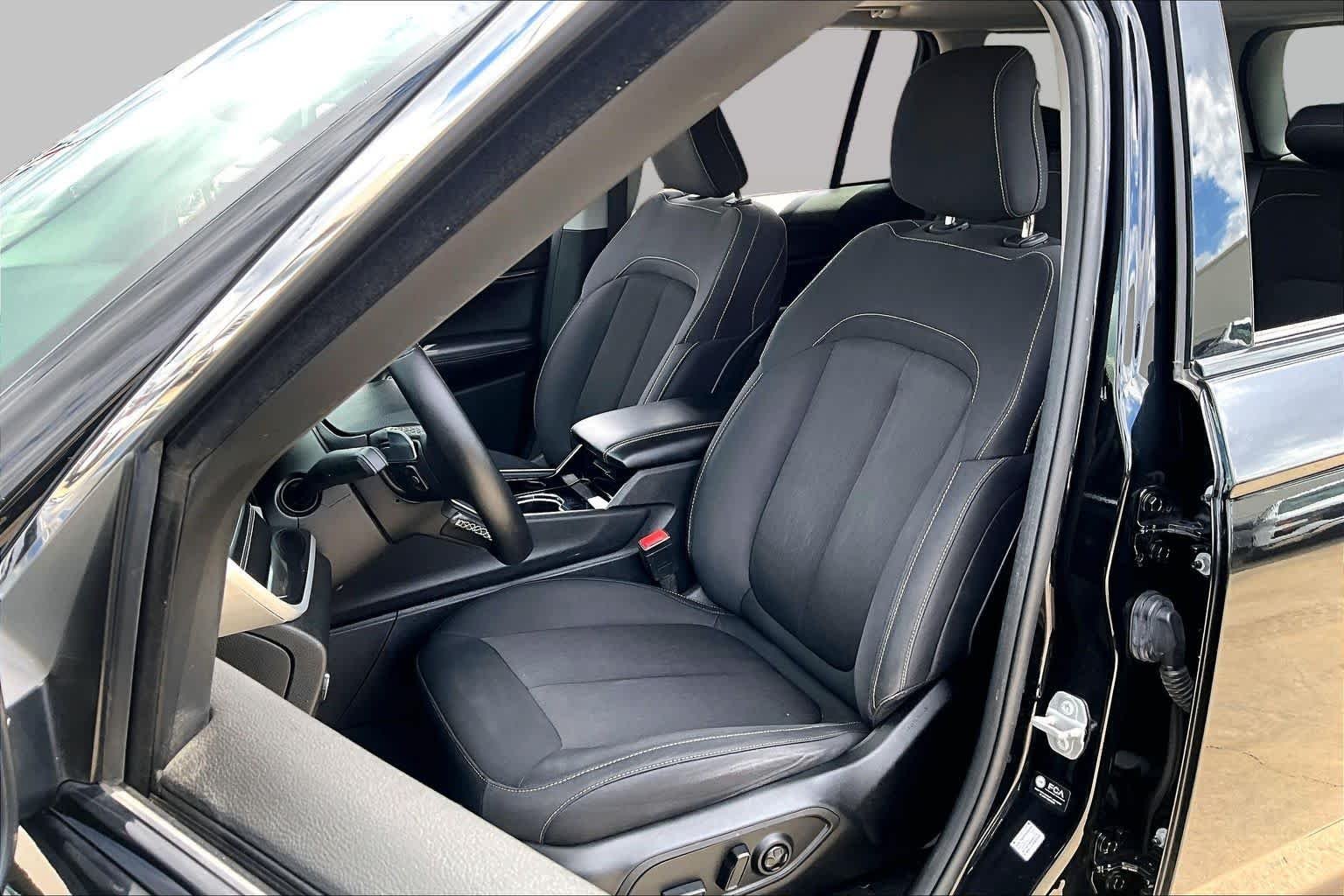 Used 2022 Diamond Black Crystal Pearlcoat Jeep Laredo image 8
