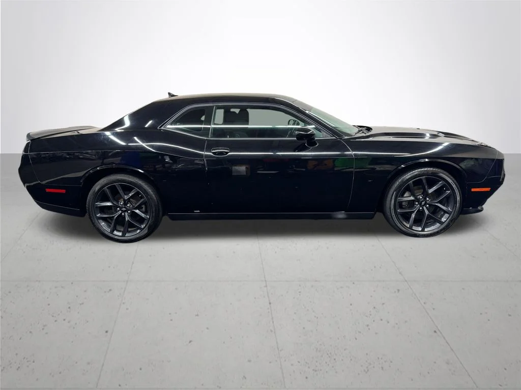 Used 2019 Black Dodge SXT image 8
