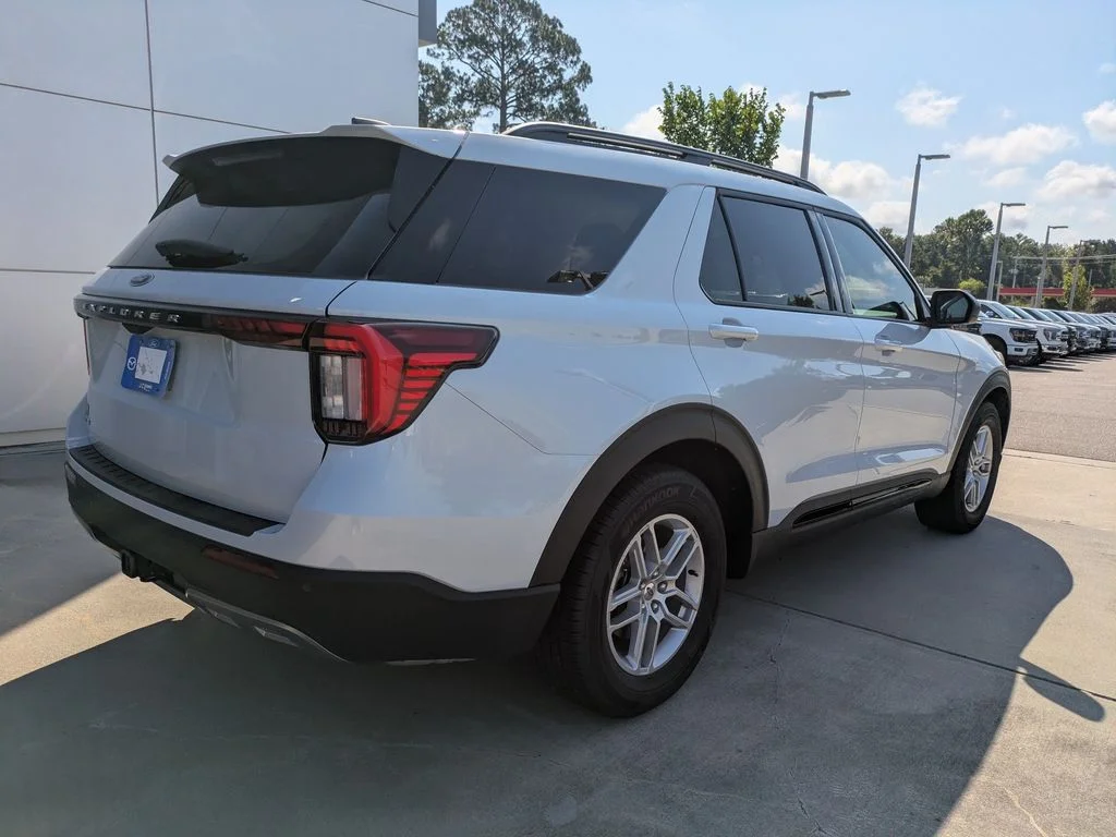 New 2026 Space White Metallic Ford Active image 4