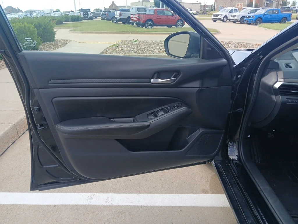 Used 2024 Super Black Nissan 2.5 SV image 18