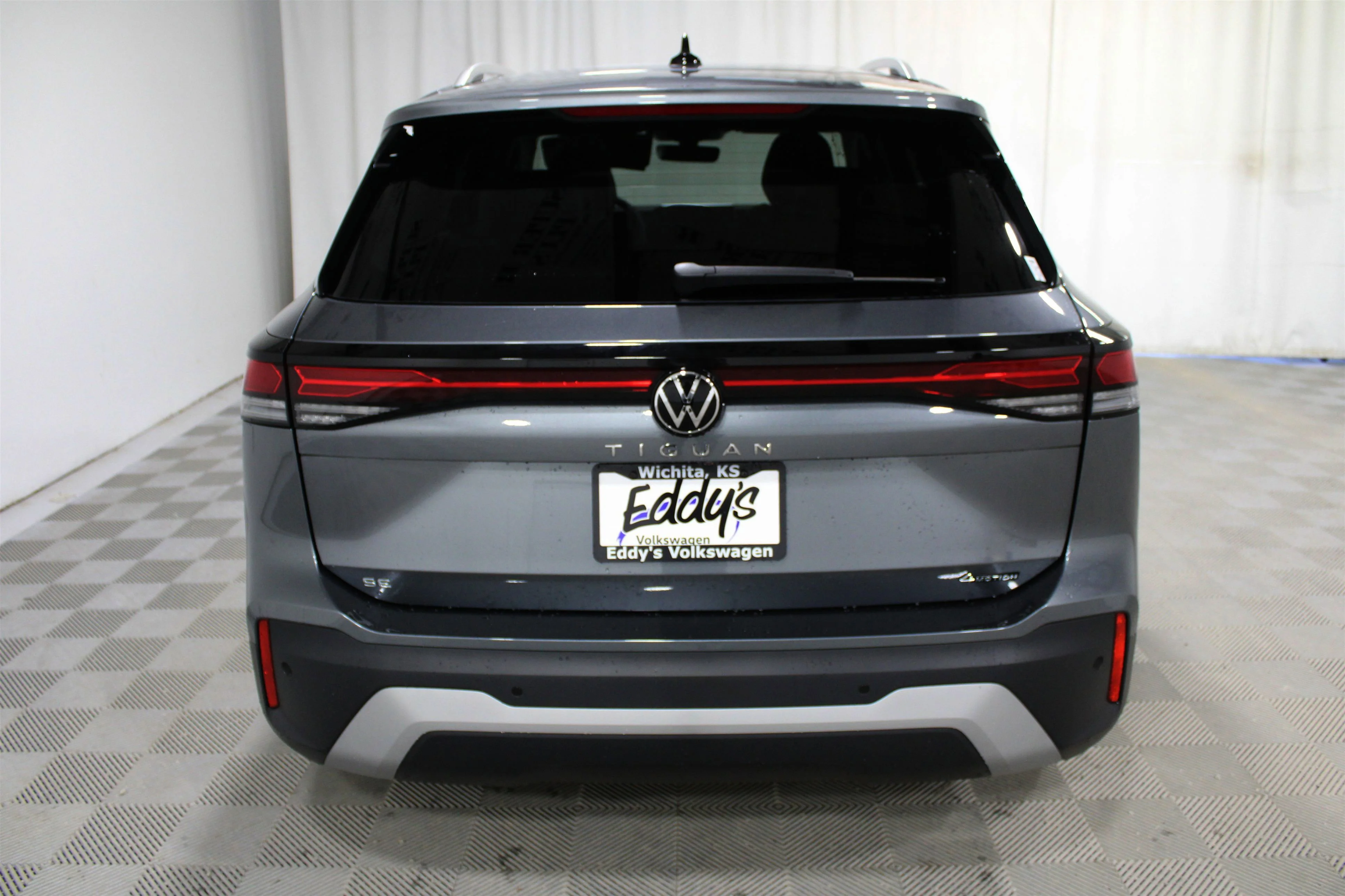 New 2026 Platinum Gray Metallic Volkswagen SE image 27