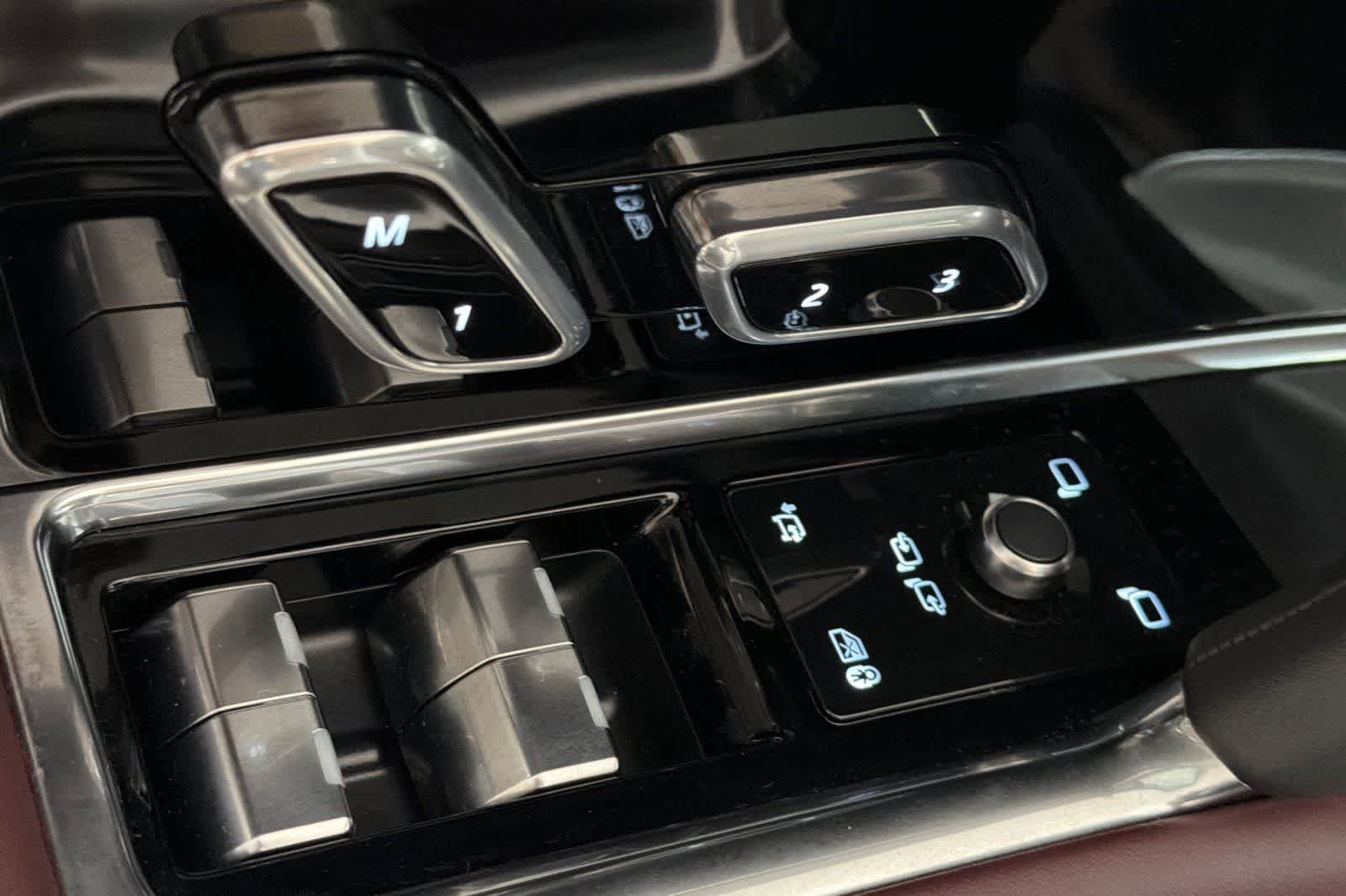 Used 2025  Land Rover Autobiography image 13
