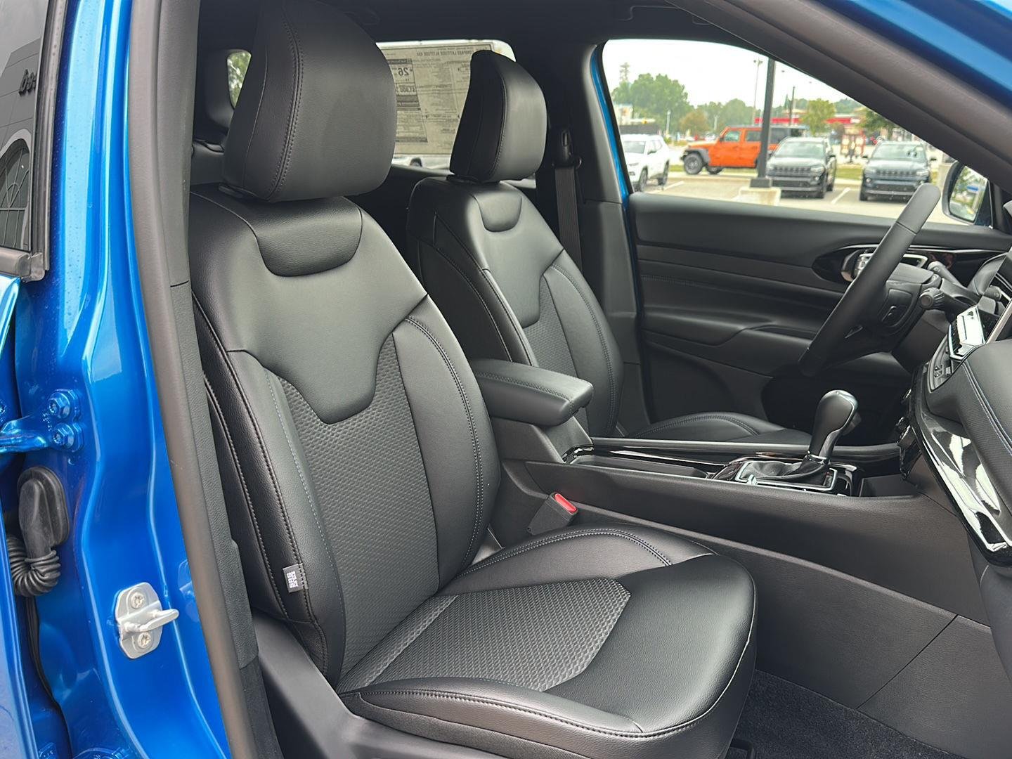 New 2026 Hydro Blue Pearl-Coat Exterior Paint Jeep Latitude Altitude image 29