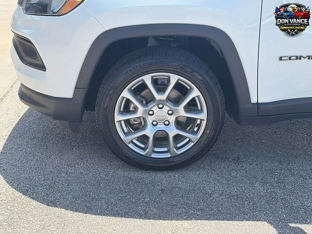 Used 2022 White Jeep Latitude Lux image 26
