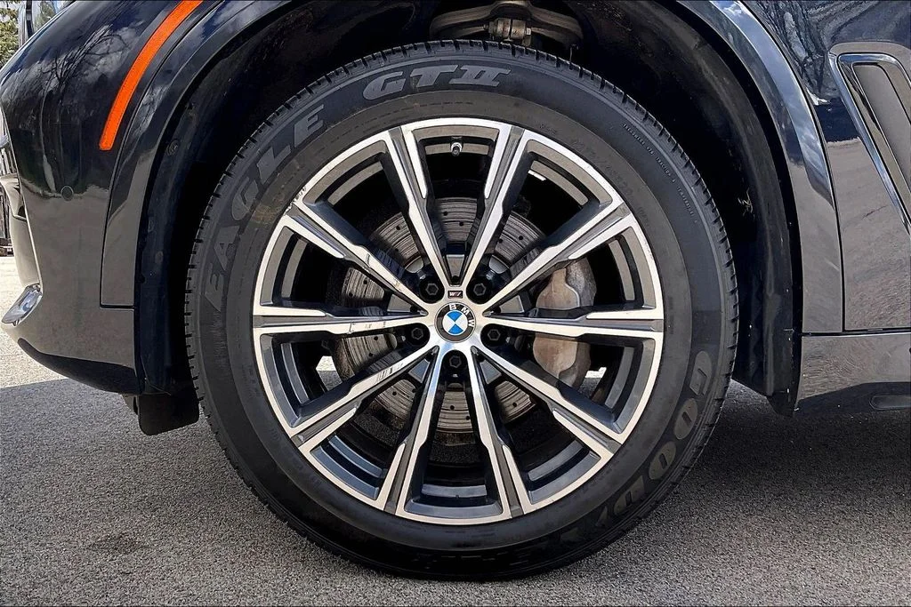 Used 2021 Black BMW xDrive40i image 9