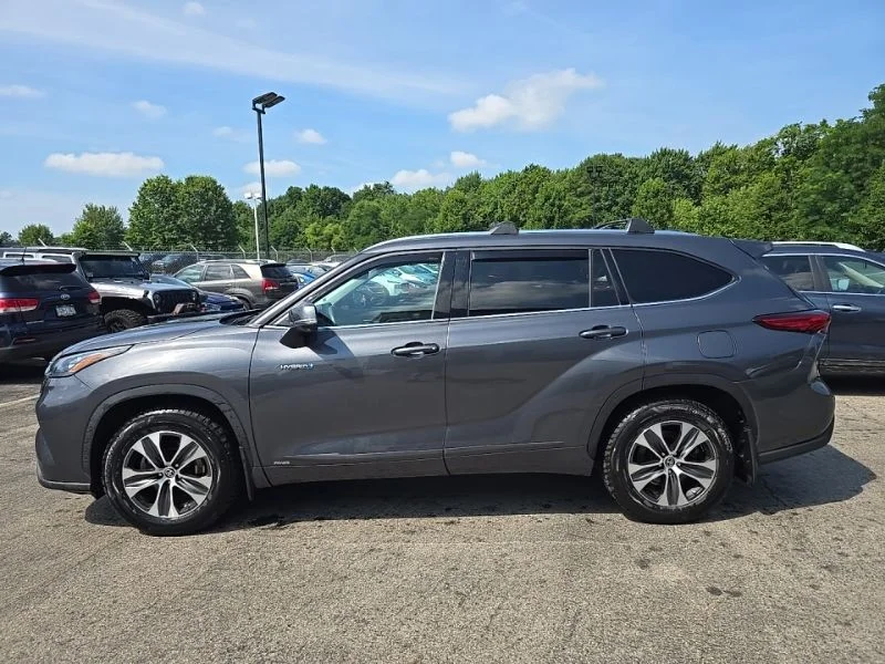 Used 2020 Gray Toyota XLE image 4