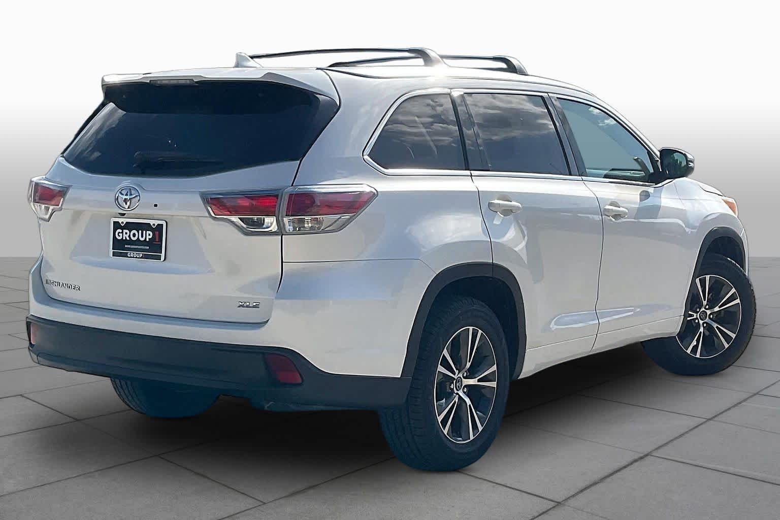 Used 2016 Blizzard Pearl Toyota XLE image 13