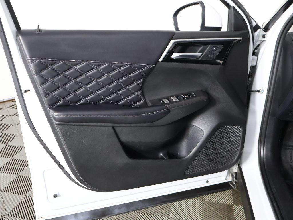 Used 2022 White Mitsubishi SEL image 25