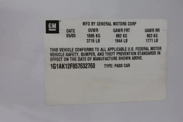 Used 2005 White Chevrolet Base image 21