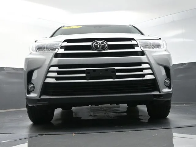Used 2017 Silver Toyota XLE image 48
