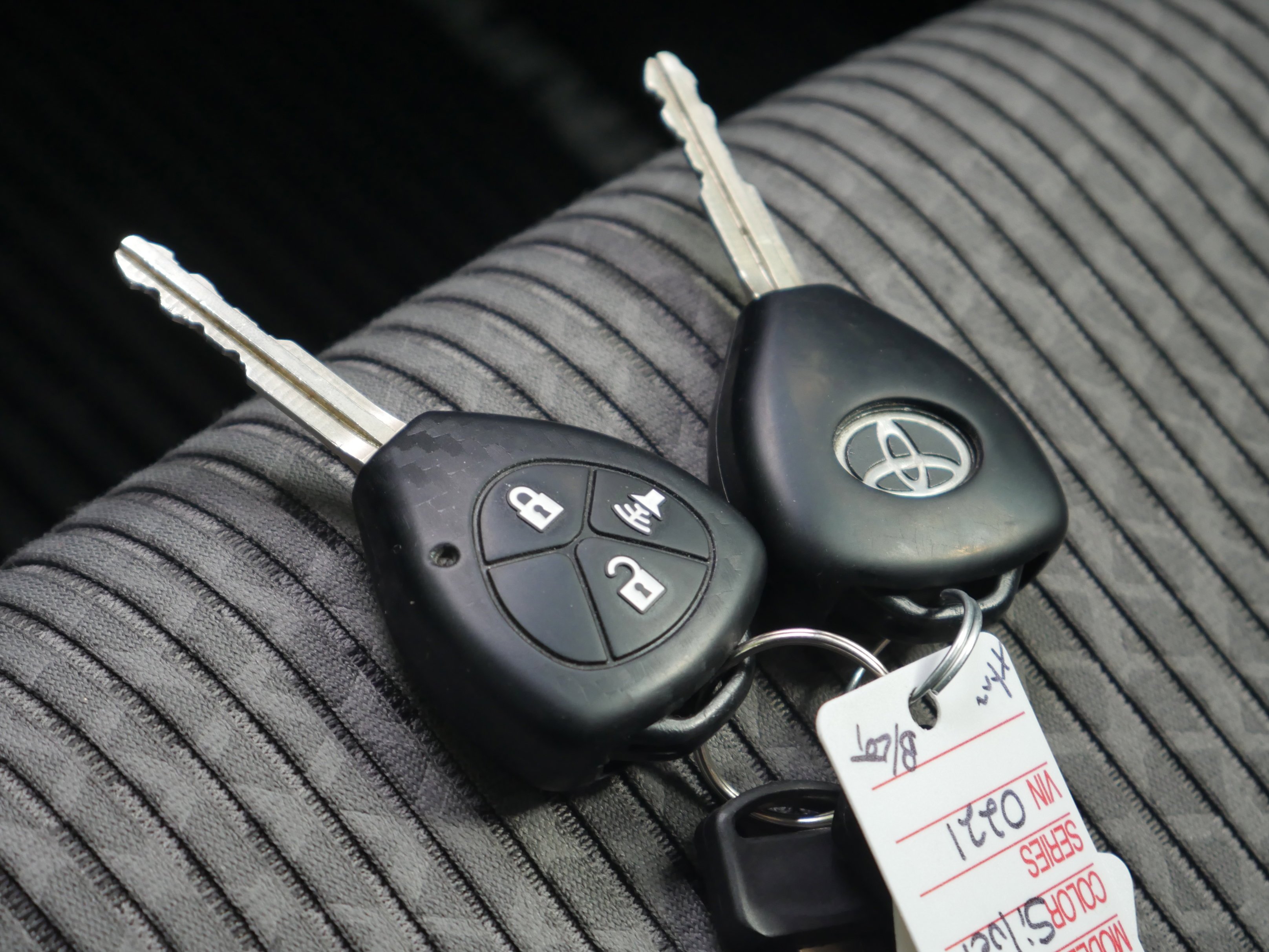 Used 2018 Classic Silver Metallic Toyota SR5 image 31