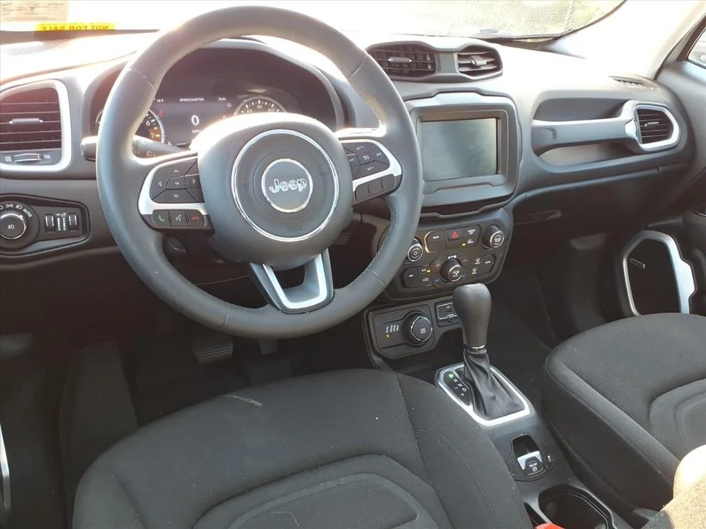 Used 2021 Silver Jeep Latitude image 8