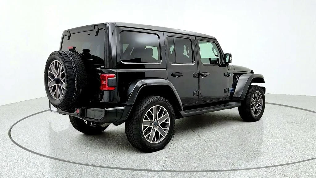 Used 2024 Black Clearcoat Jeep High Altitude 4x4 image 5