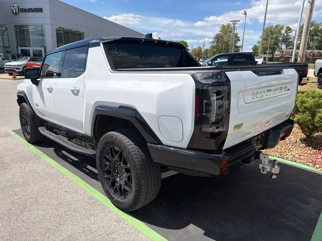 Used 2025 White GMC 2X image 7