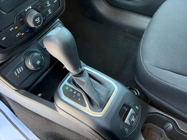 Used 2023  Jeep Latitude image 25