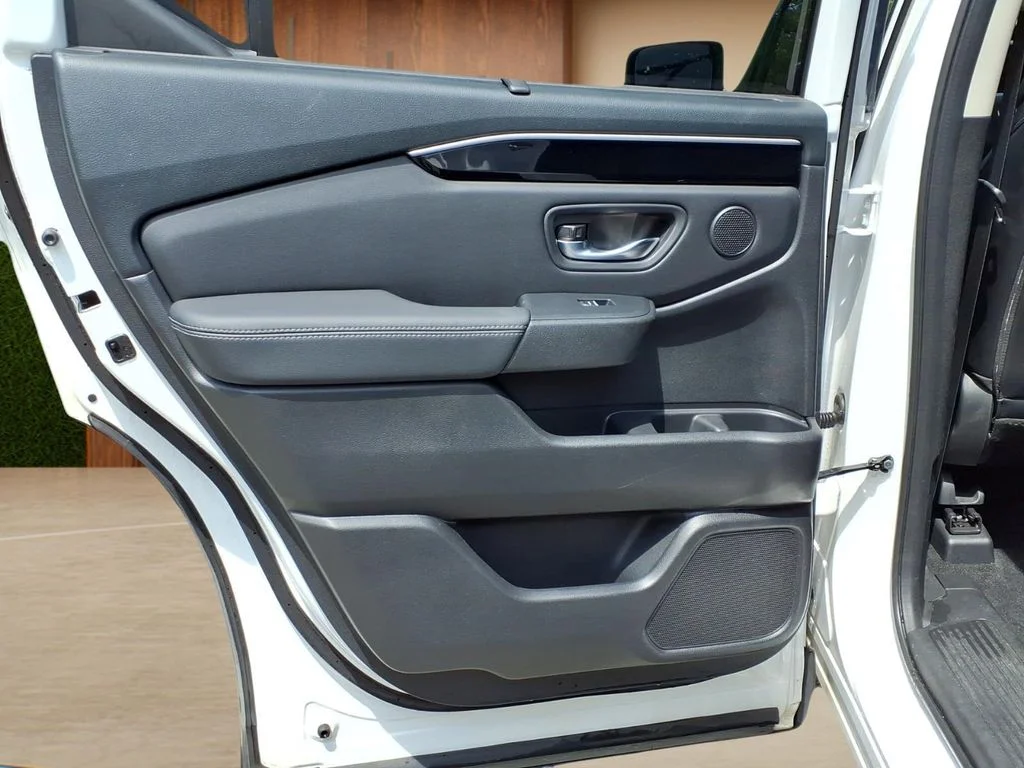 Used 2023 White Honda Touring image 27
