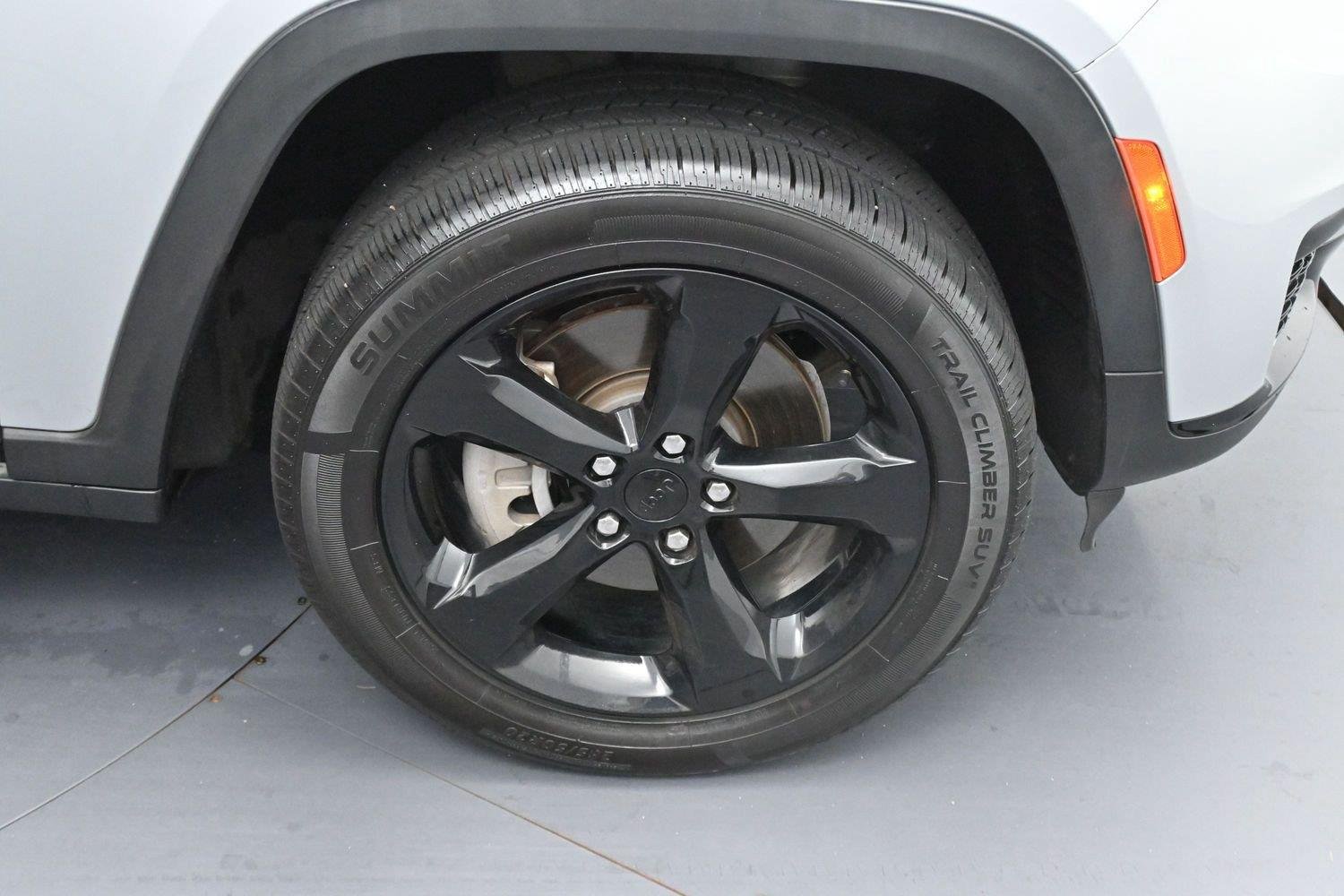 Used 2021 Silver Jeep Altitude image 32