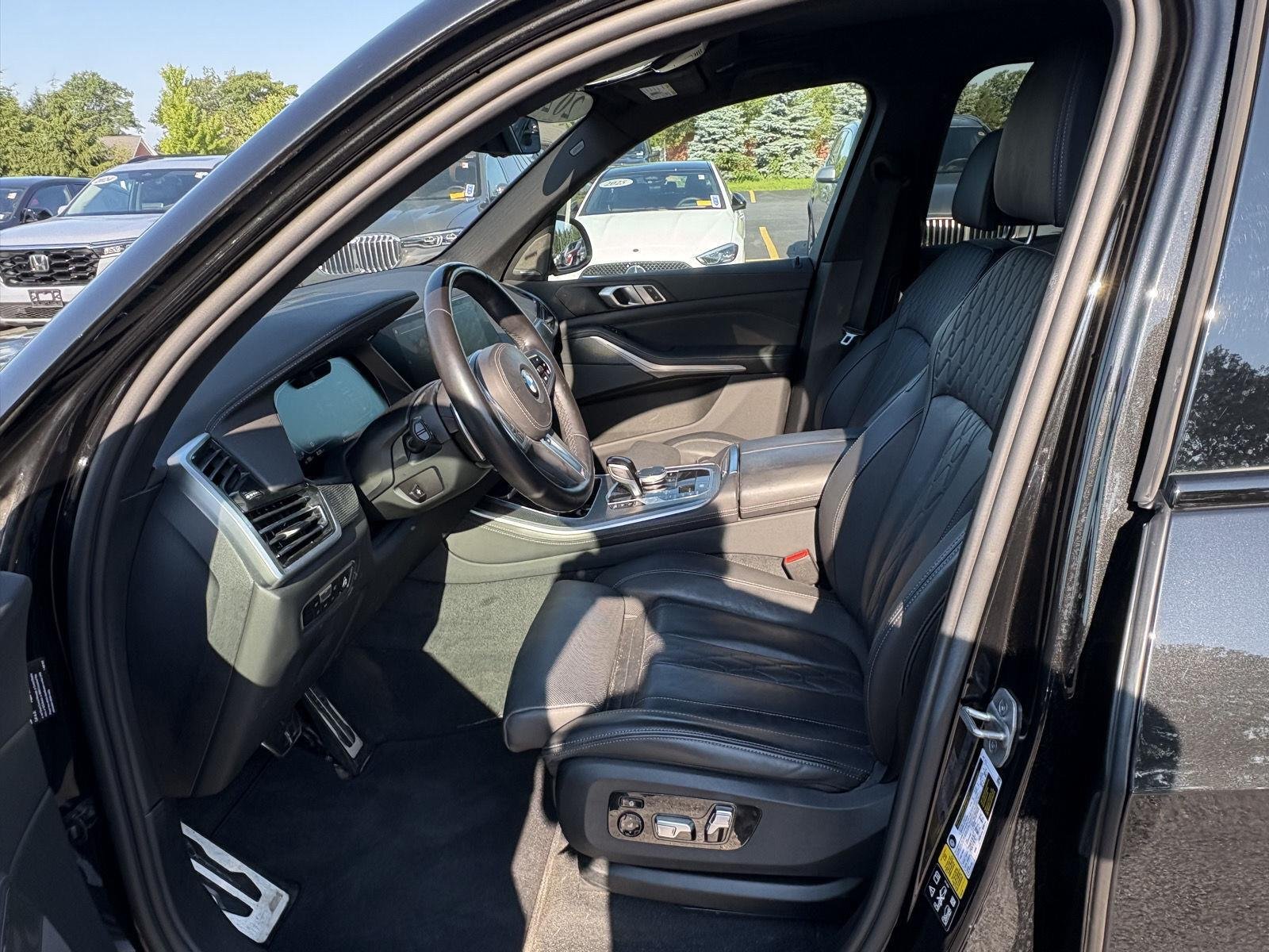 Used 2022 Black Sapphire Metallic BMW M50i image 9