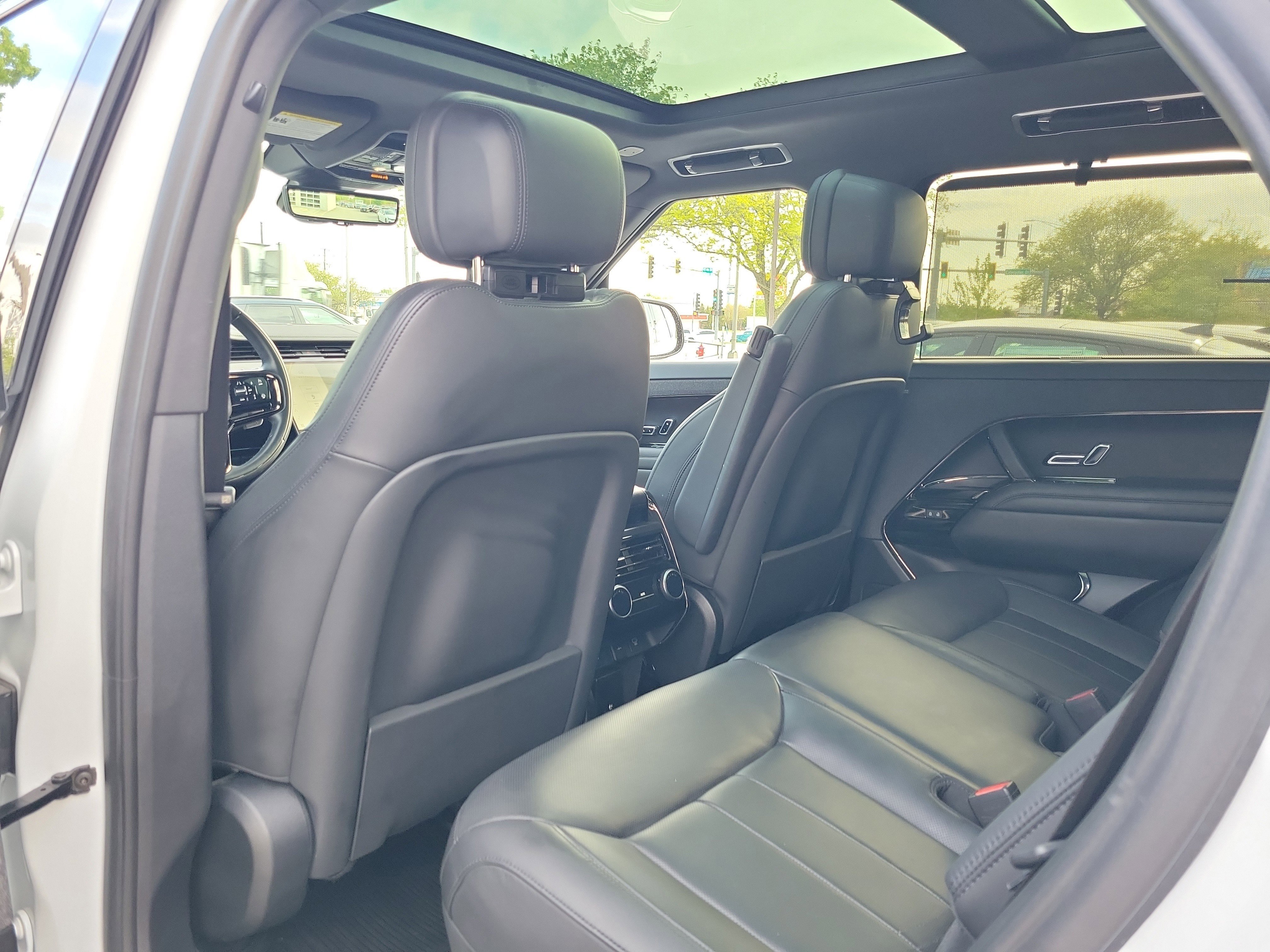 Used 2024 White Land Rover Dynamic SE image 13