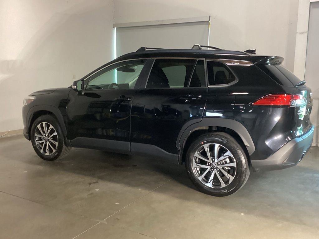 Used 2023 Black Toyota XLE image 9